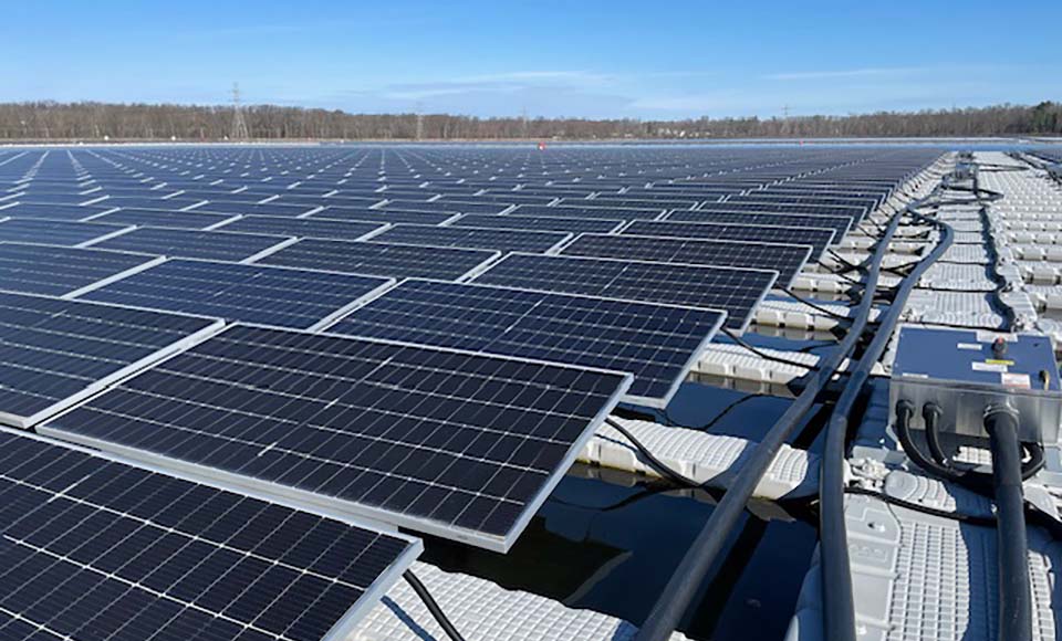 88865-flt Rows of floating solar panels